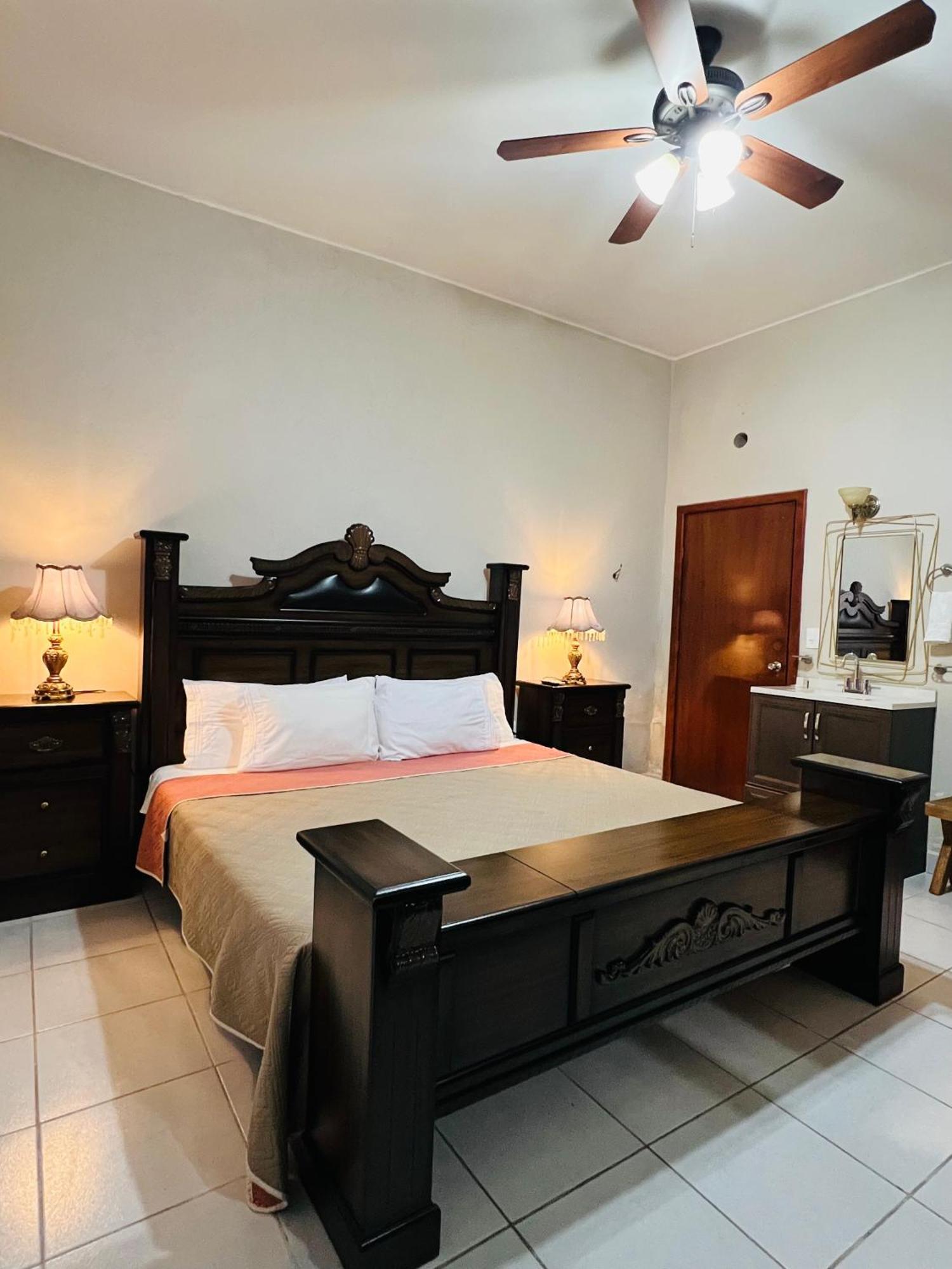 Hosteria Casa Marquez เลออน ภายนอก รูปภาพ