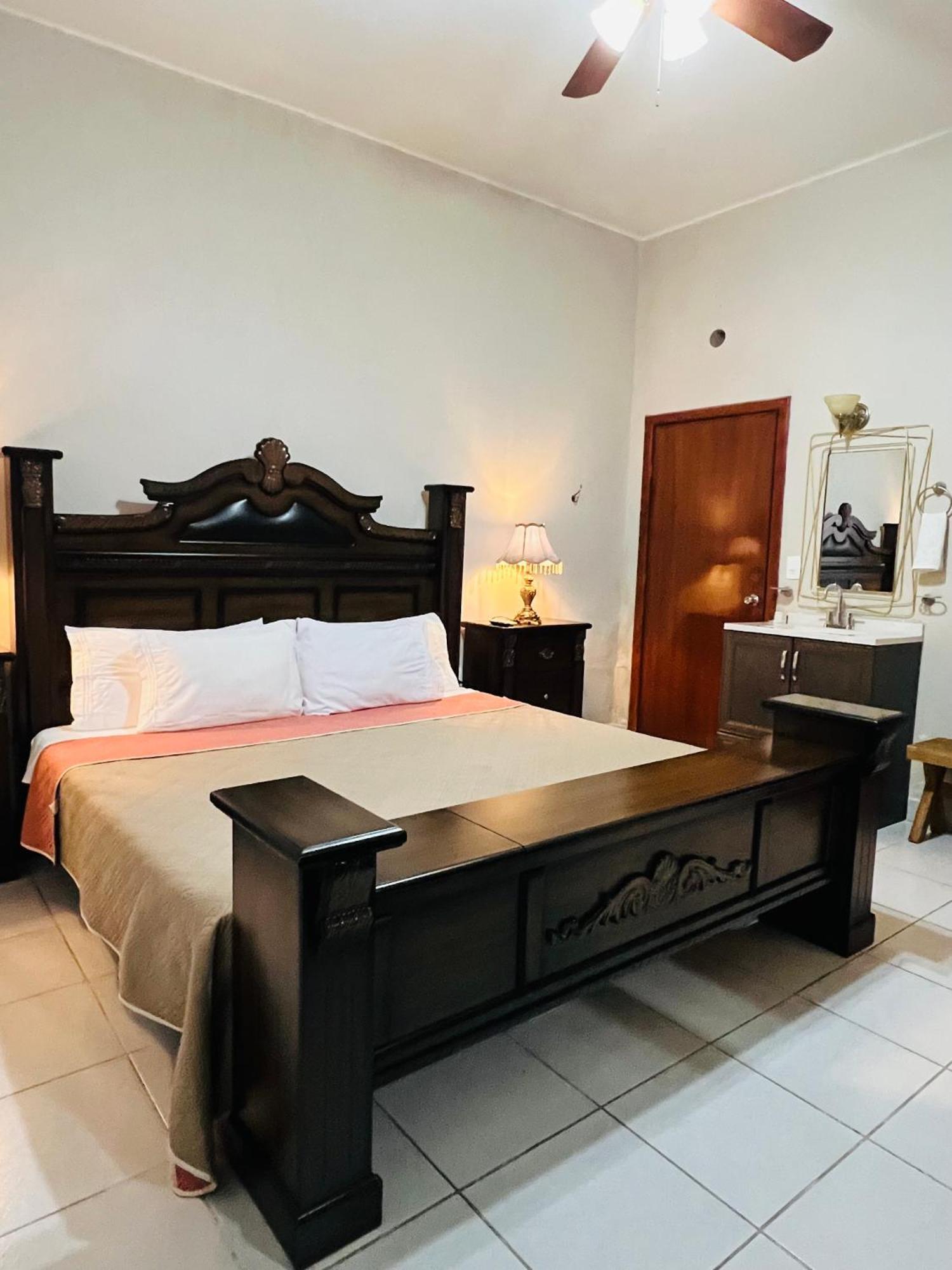 Hosteria Casa Marquez เลออน ภายนอก รูปภาพ