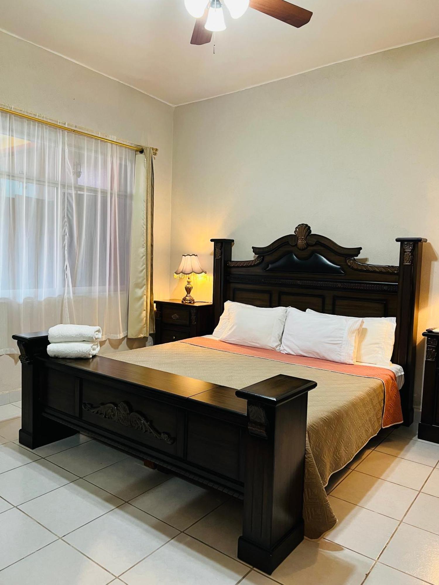Hosteria Casa Marquez เลออน ภายนอก รูปภาพ